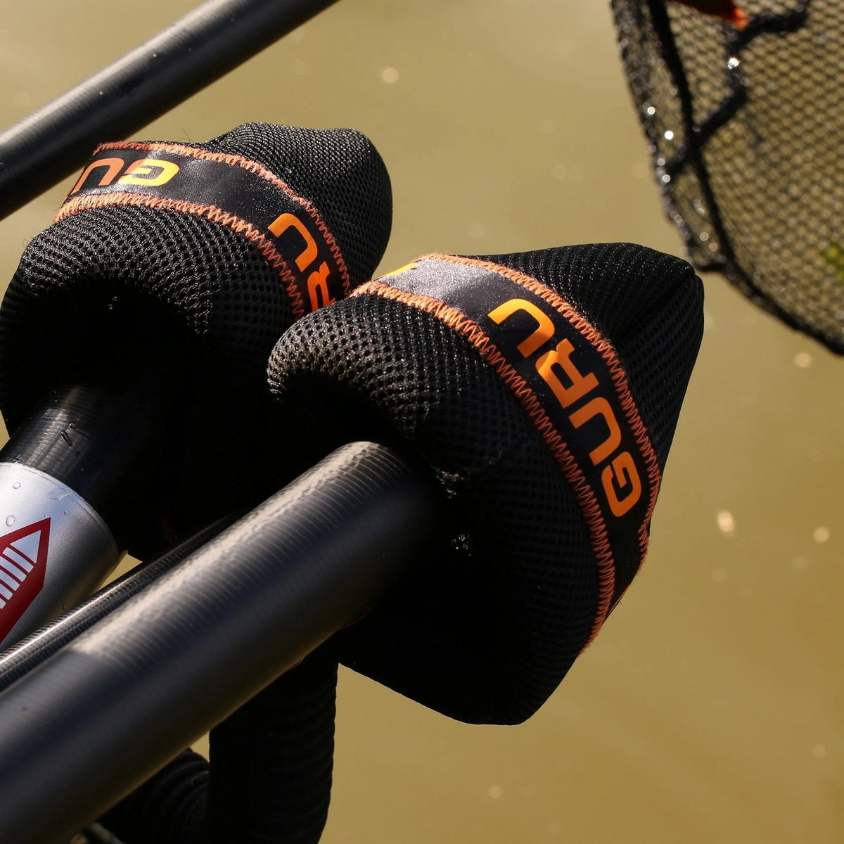 Guru Reaper Pole Sock – gemonteerd naast de zitkist met twee ondersteunde hengeldelen