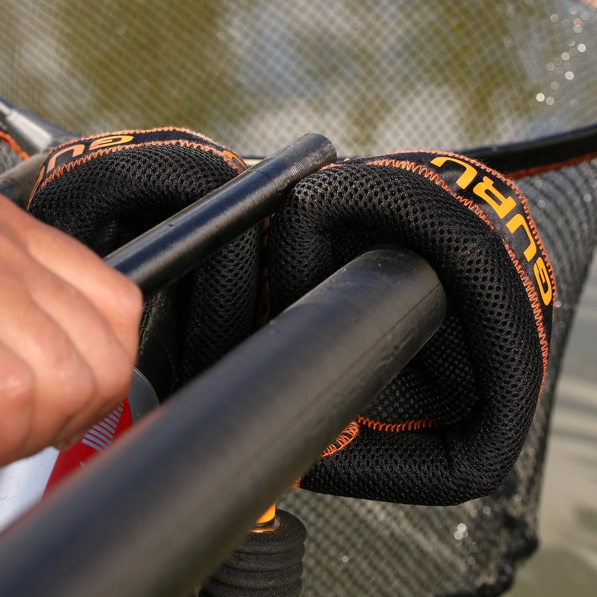 Guru Reaper Pole Sock – detail van twee ondersteunde hengeldelen