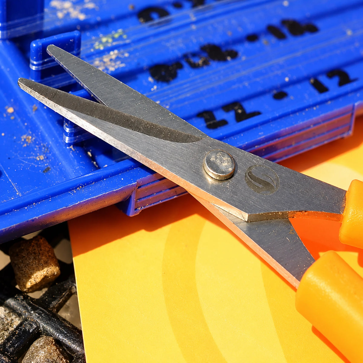 Guru Serrated Scissors GRS – detail van de bladen op tacklebox