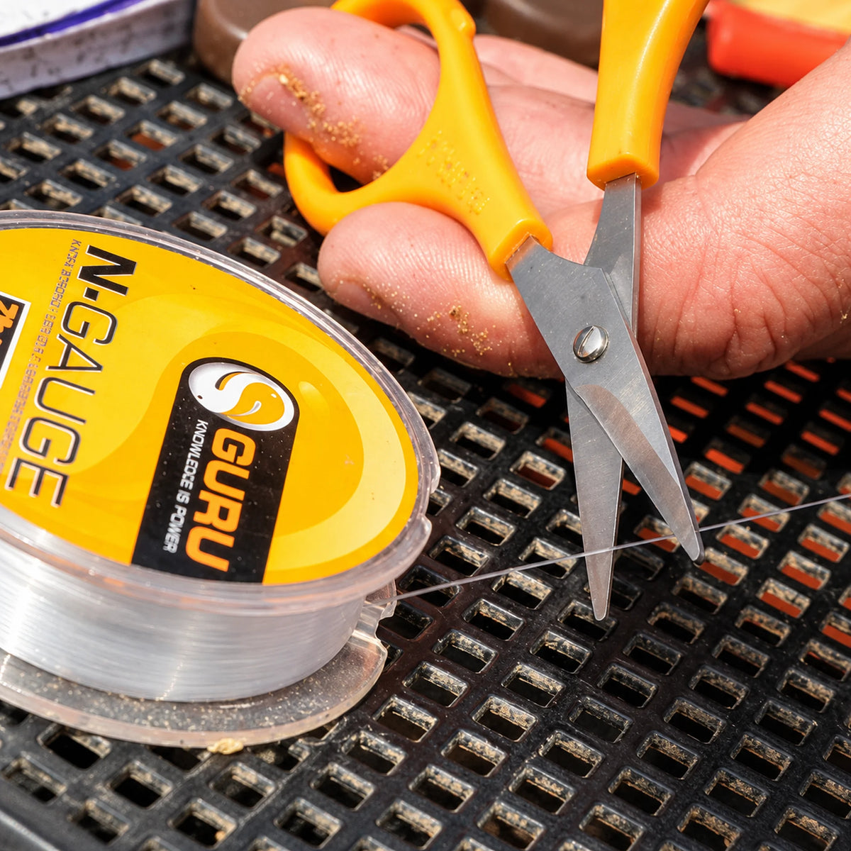 Guru Serrated Scissors GRS – vislijn knippen bij N-GAUGE-spoel