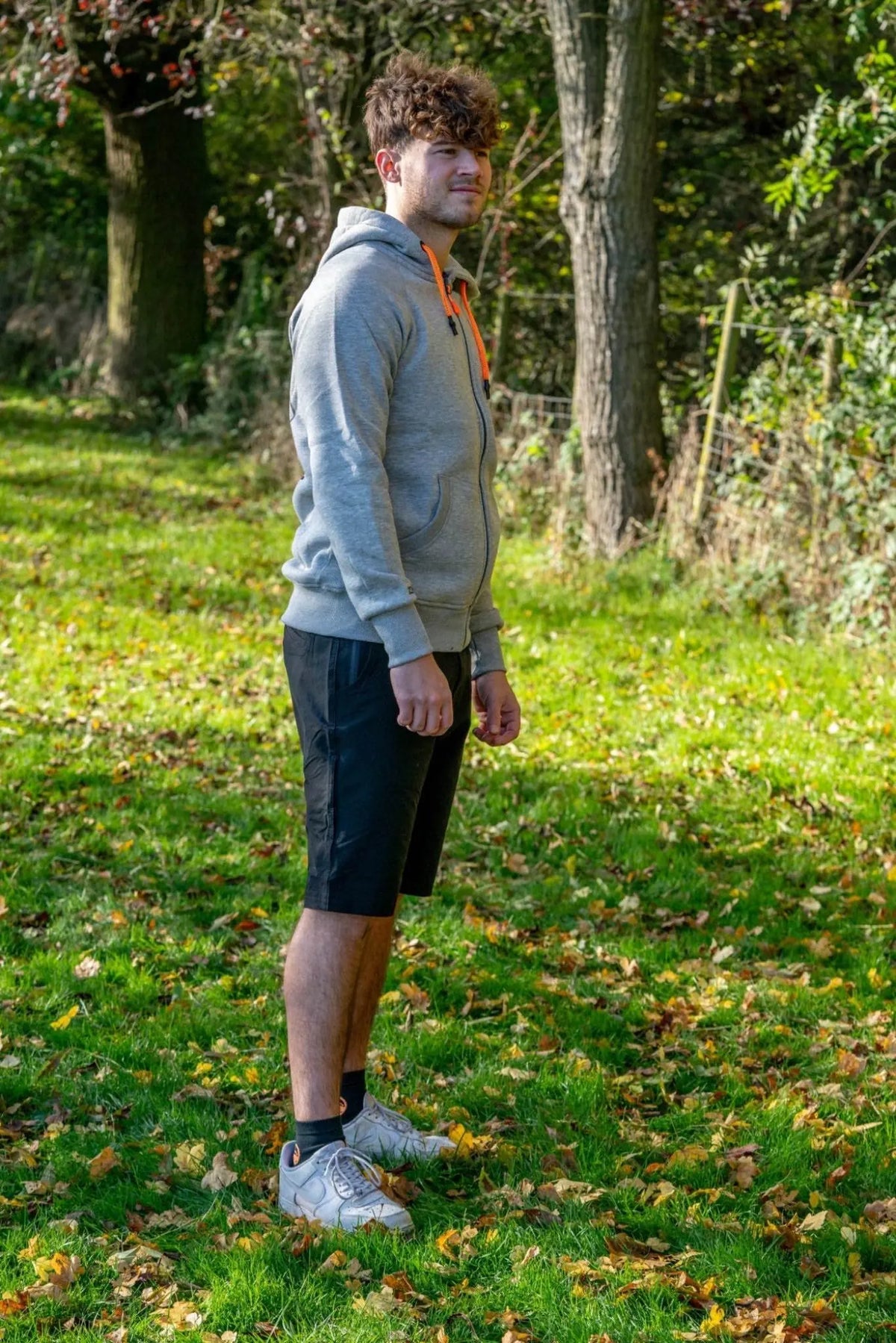 Guru Shorts Black zwarte korte broek - gedragen zijaanzicht buiten