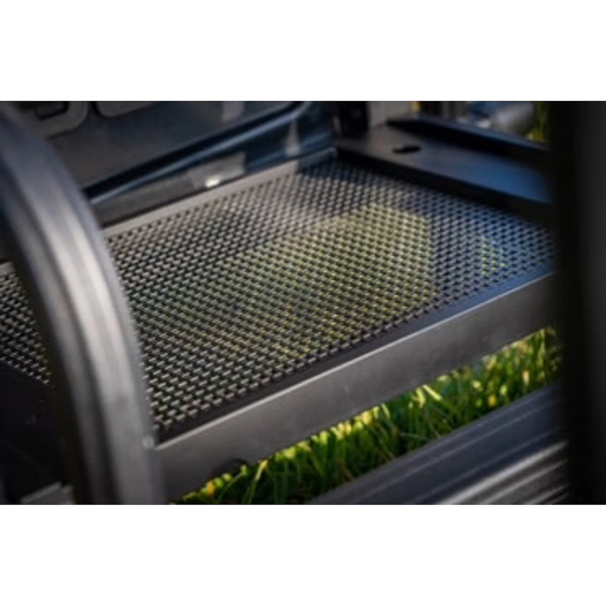 Guru Stealth Team Guru Seatbox 2.0 – detail van antislip voetplateau