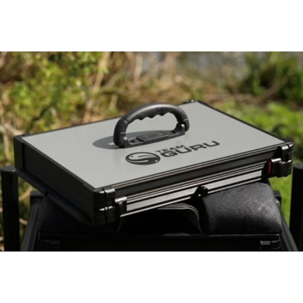 Guru Stealth Team Guru Seatbox 2.0 – uitneembare lade met draaggreep boven de Dream Cushion-zitting