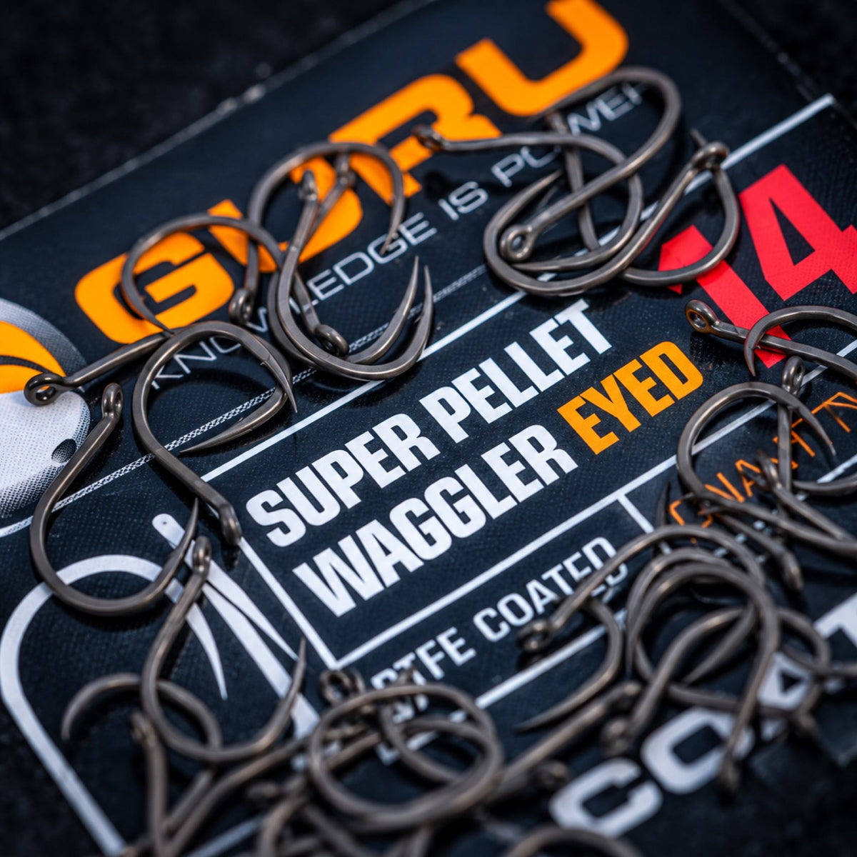 Guru Super Pellet Waggler Eyed Barbless maat 14 haken close-up