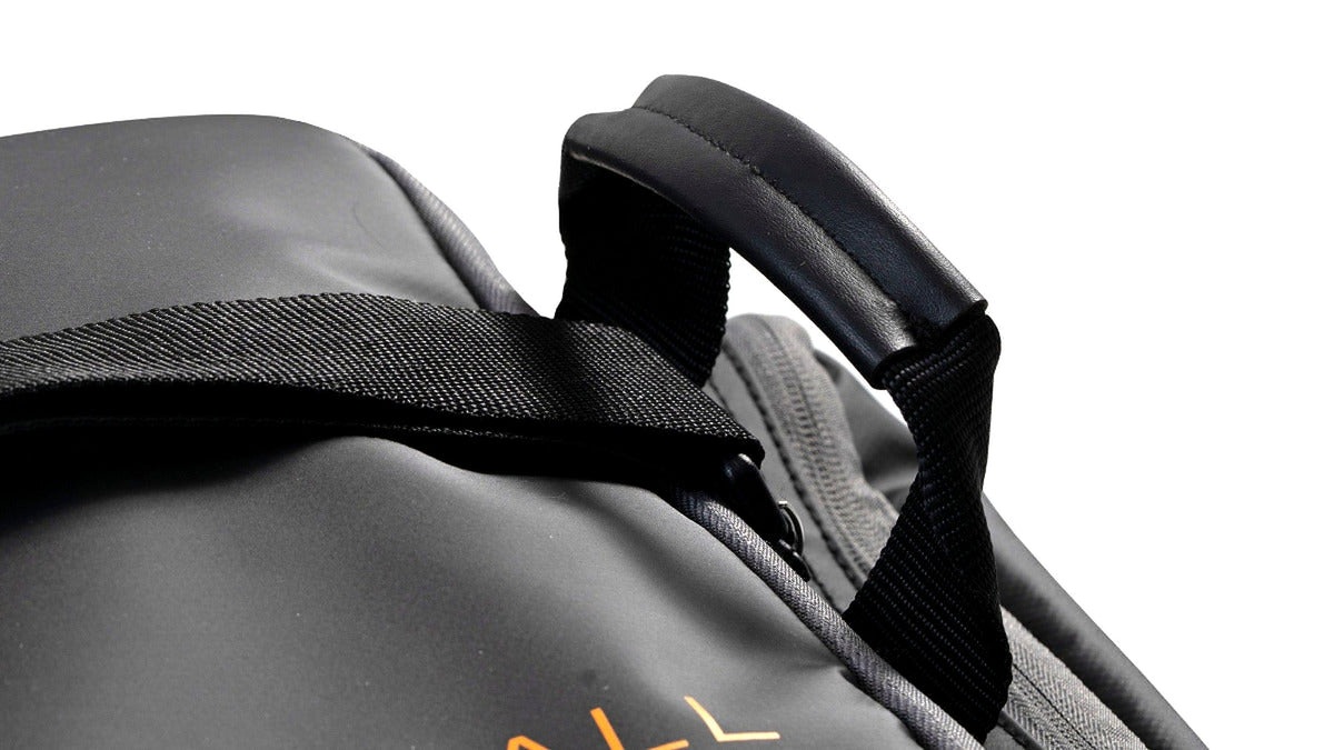 Guru Team Guru Carryall – detail van gevoerde handgreep, geweven draagband en grijze rits langs het deksel