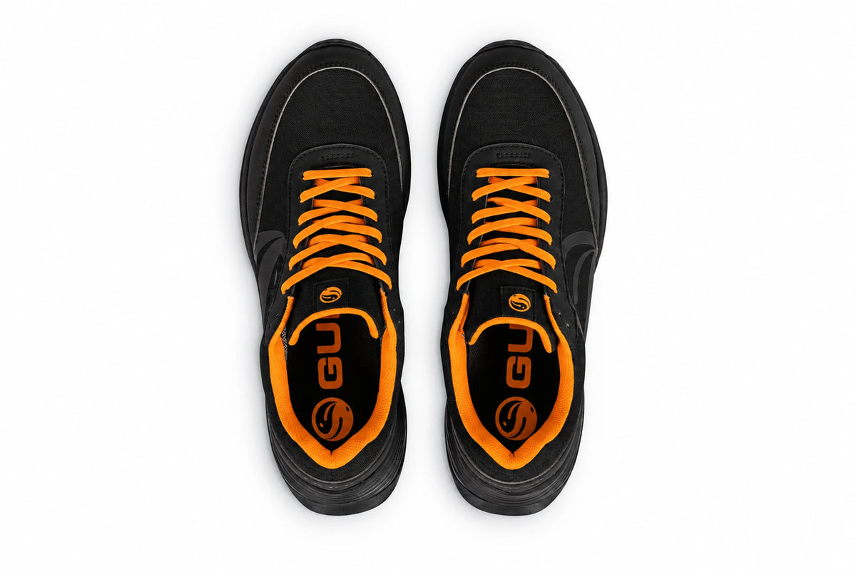 Guru Waterproof Trainer Black – Draufsicht mit orangefarbenem Futter und Schnürsenkeln