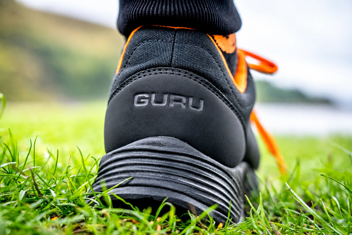 Guru Waterproof Trainer Black – Ferse mit Guru-Logo und geriffelter Gummisohle