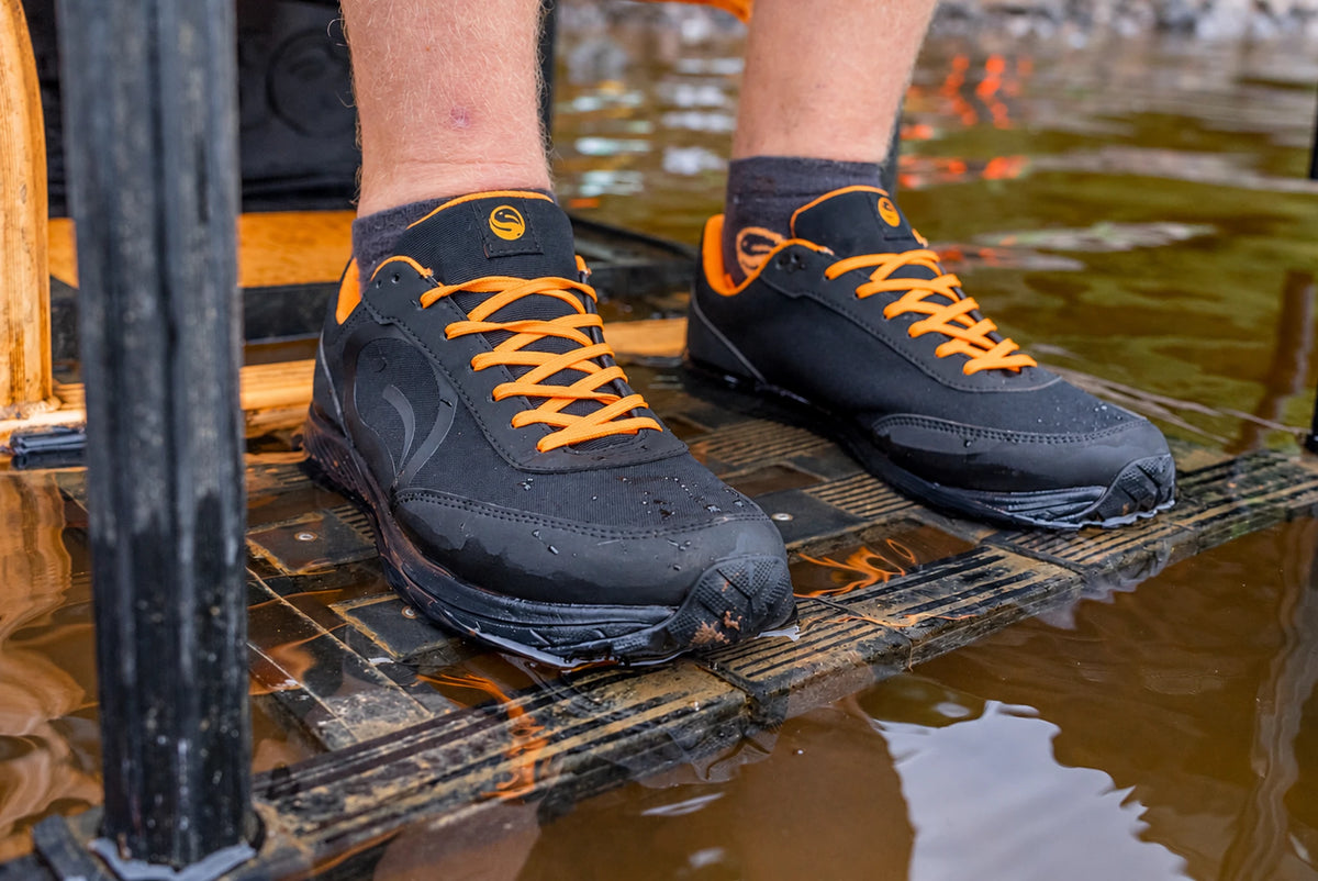 Guru Waterproof Trainer Black – Schuhe auf nasser hölzerner Angelplattform