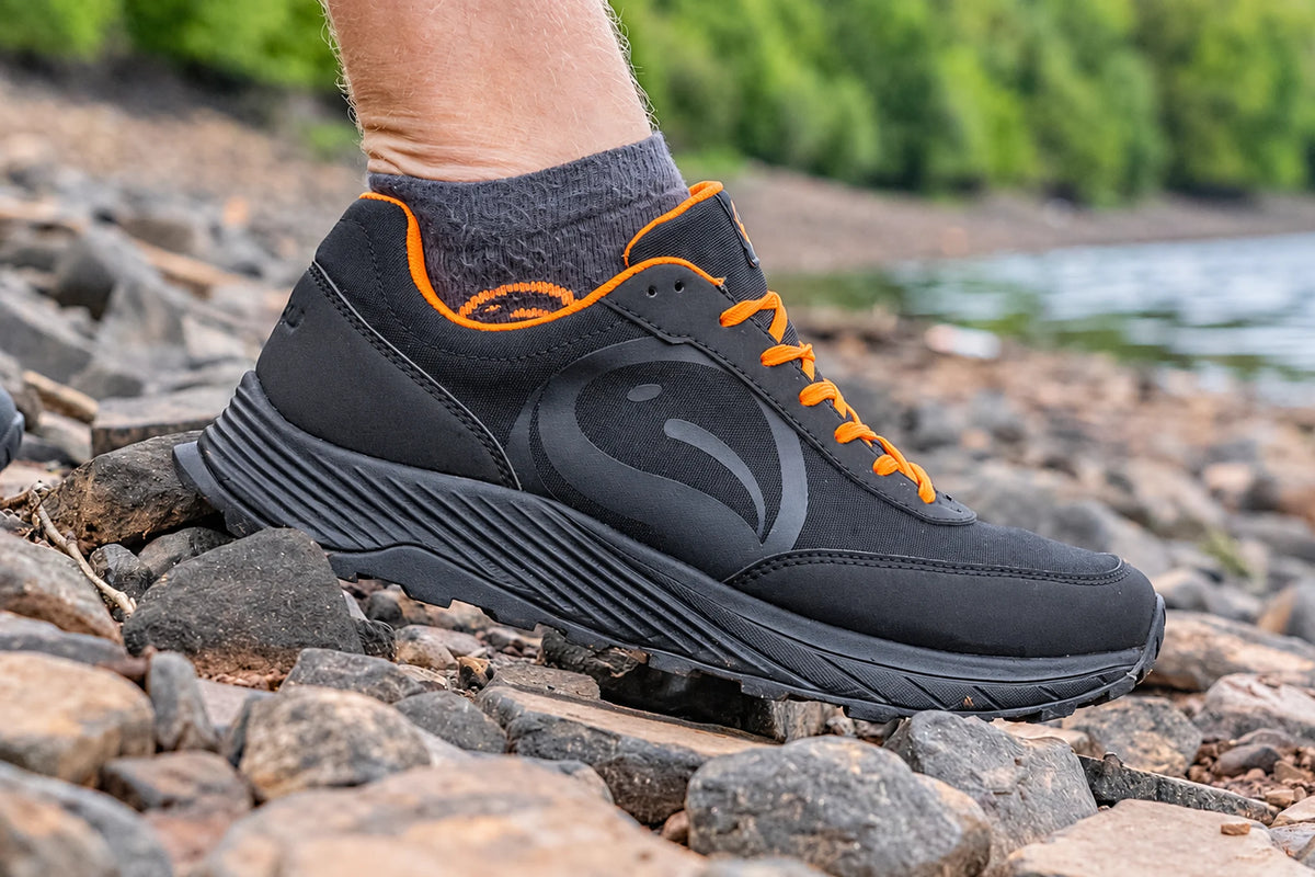 Guru Waterproof Trainer Black – Schuh am steinigen Ufer