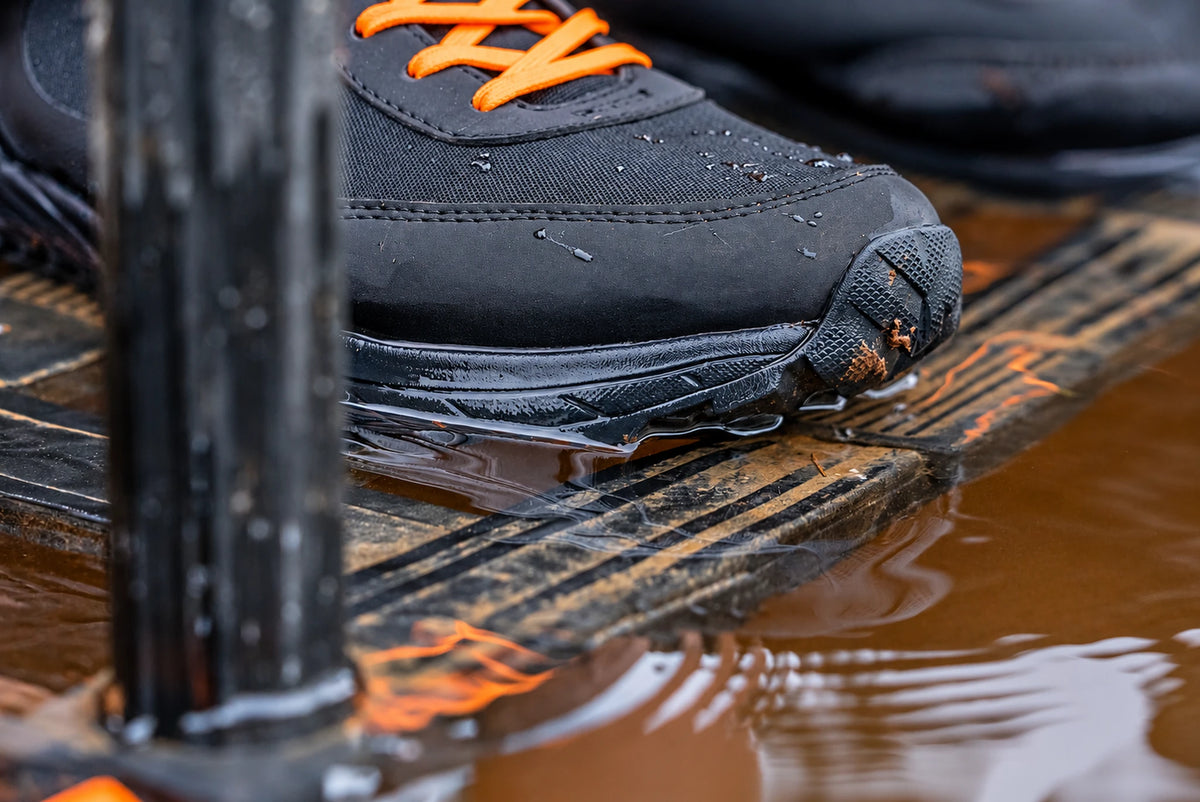 Guru Waterproof Trainer Black – Schuhspitze und Sohle auf nasser Angelplattform