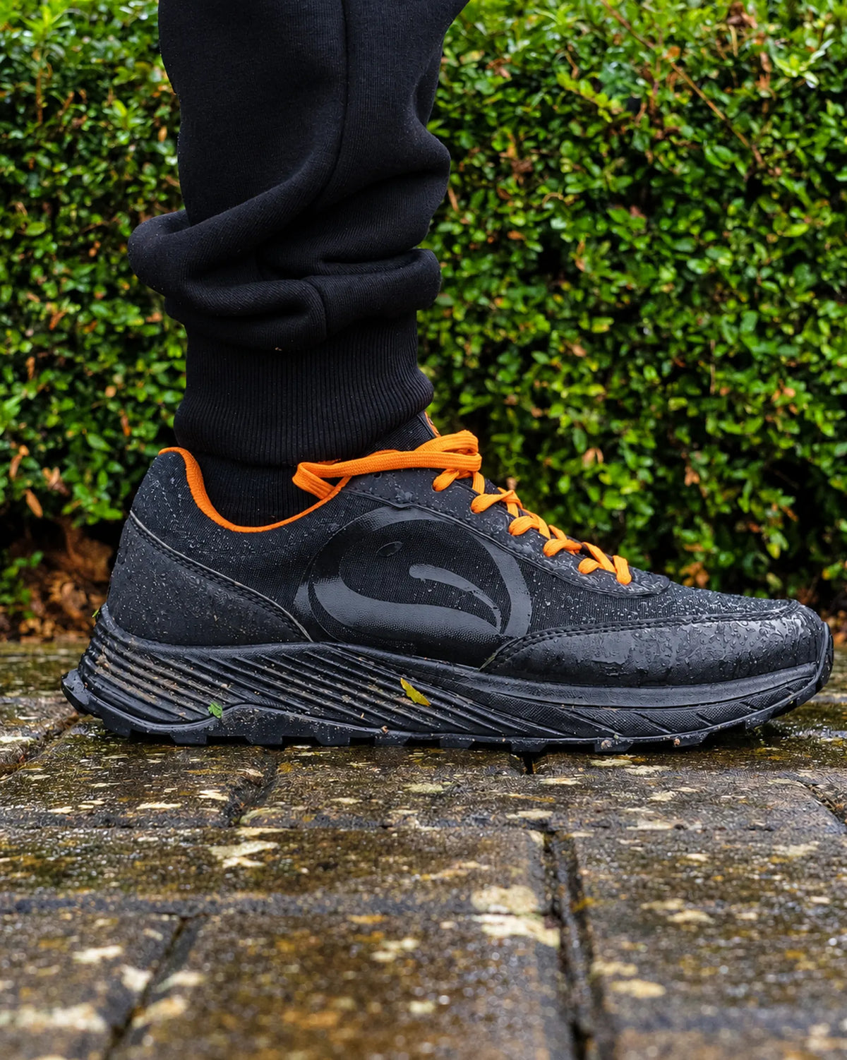 Guru Waterproof Trainer Black – Seitliches Detail von Guru-Logo und Gummisohle