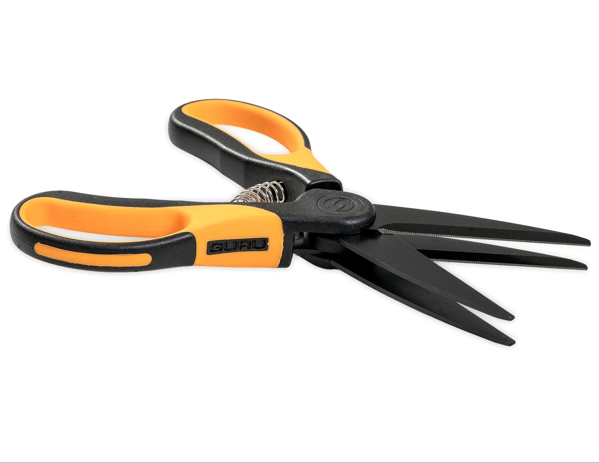 Guru Worm Scissors wormenschaar geopend met zicht op de parallelle zwarte bladen en oranje handgrepen