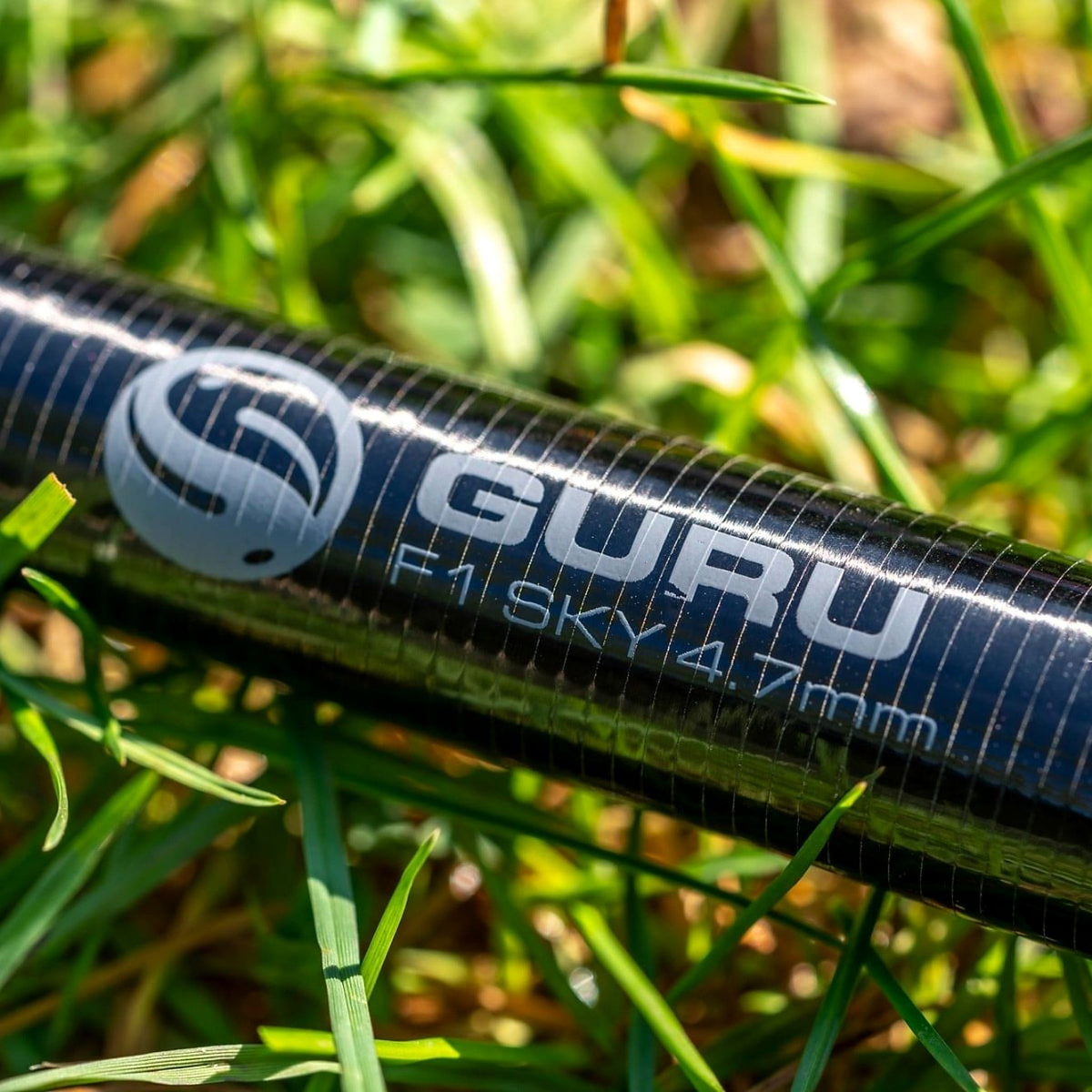 Guru ZERO 400 F1 Sky Kit 4.7mm – close-up van de modelopdruk op het carbon