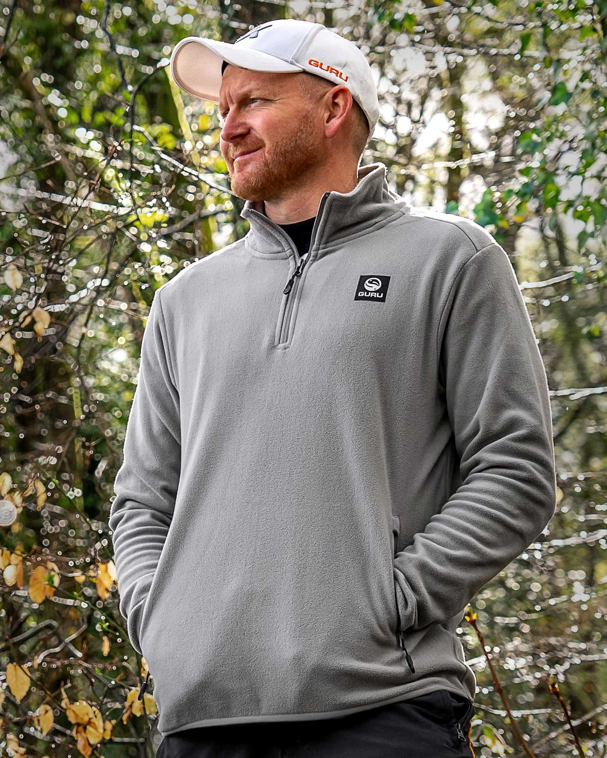 Guru Zip Fleece Grey – grijze fleecetrui gedragen buiten tussen de bomen