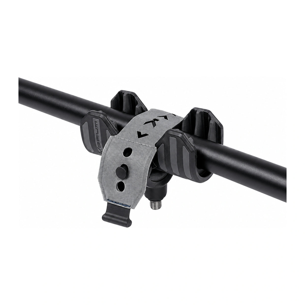 Korum Adjustable Net Saver schepnetsteelsteun met grijze sluitband, zwarte rubberen houders en schepnetsteel