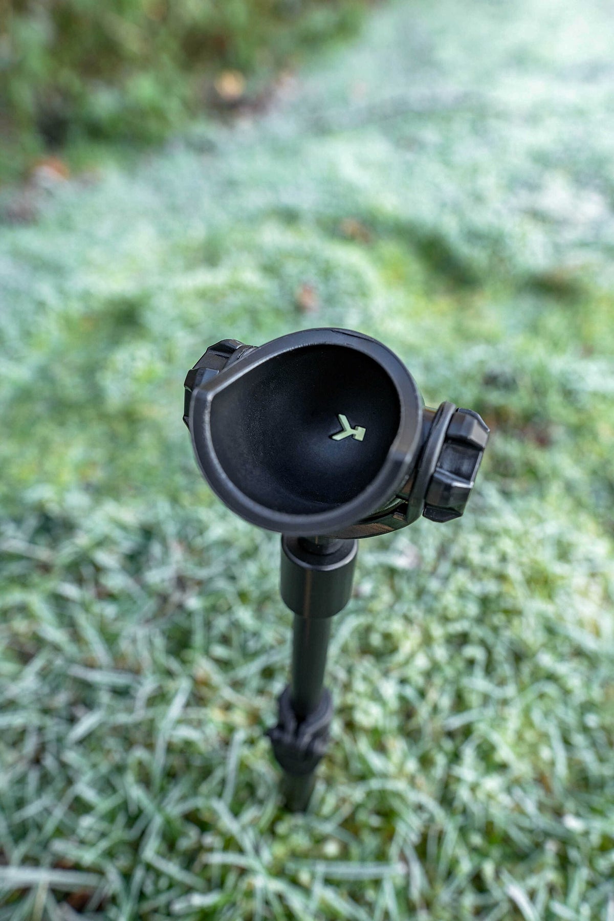 Binnenzijde van een Korum Angle Tilt Butt Cup met verstelknoppen op een bankstick