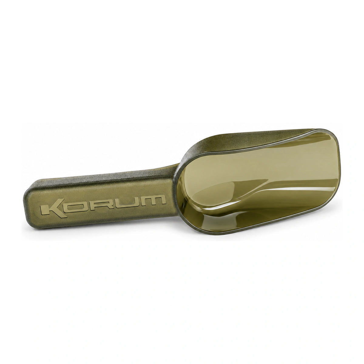 Korum Bait Scoop Small – olijfgroene aasschep met Korum-opdruk, volledig product op witte achtergrond