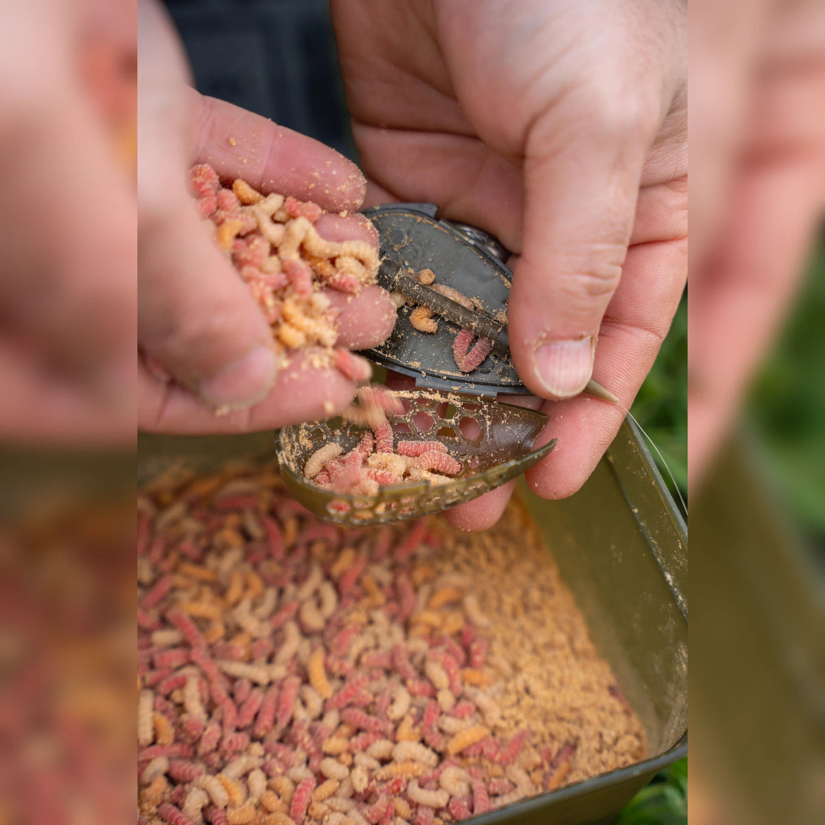 Korum Camo Grub Feeder – Large-korf vullen met maden