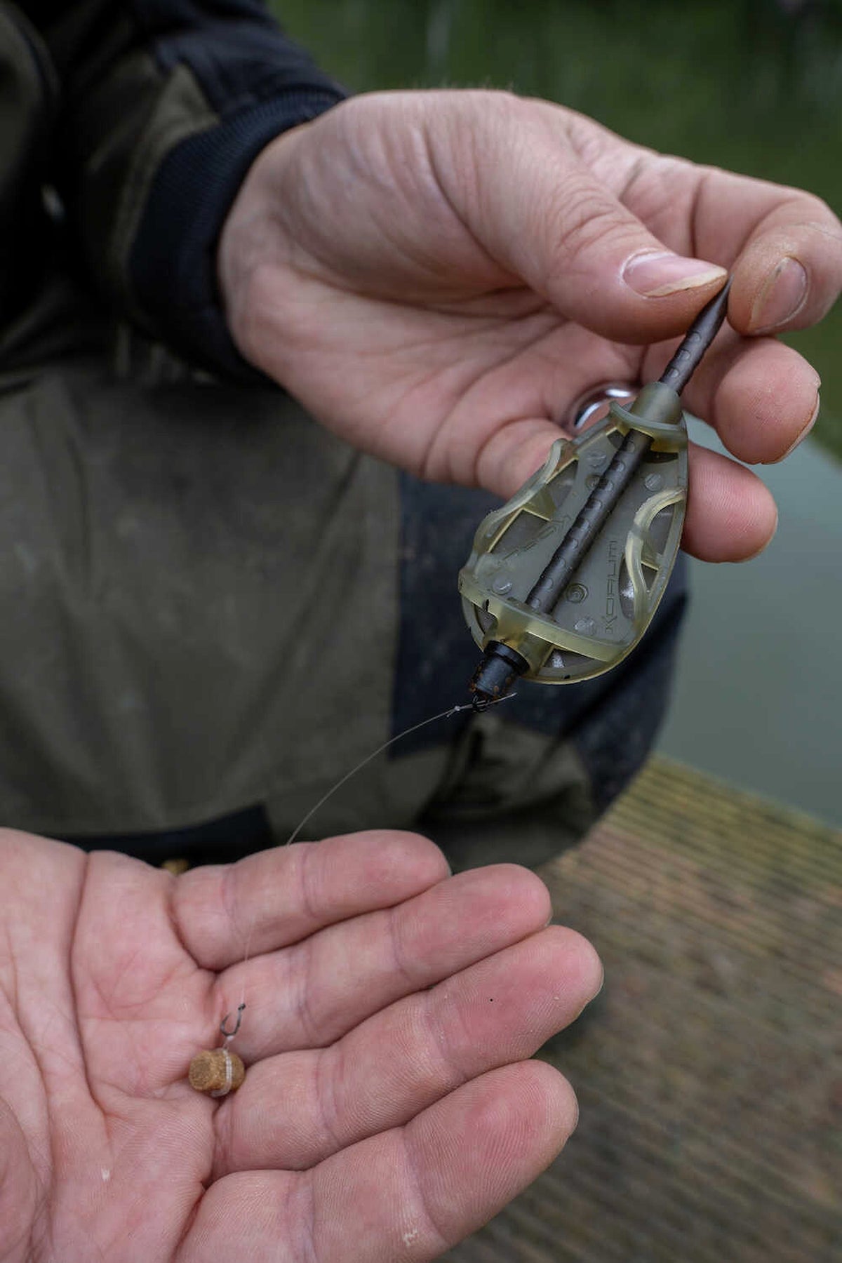 Korum Camo Method Feeder gemonteerd met korte onderlijn en pellet als haakaas in de hand