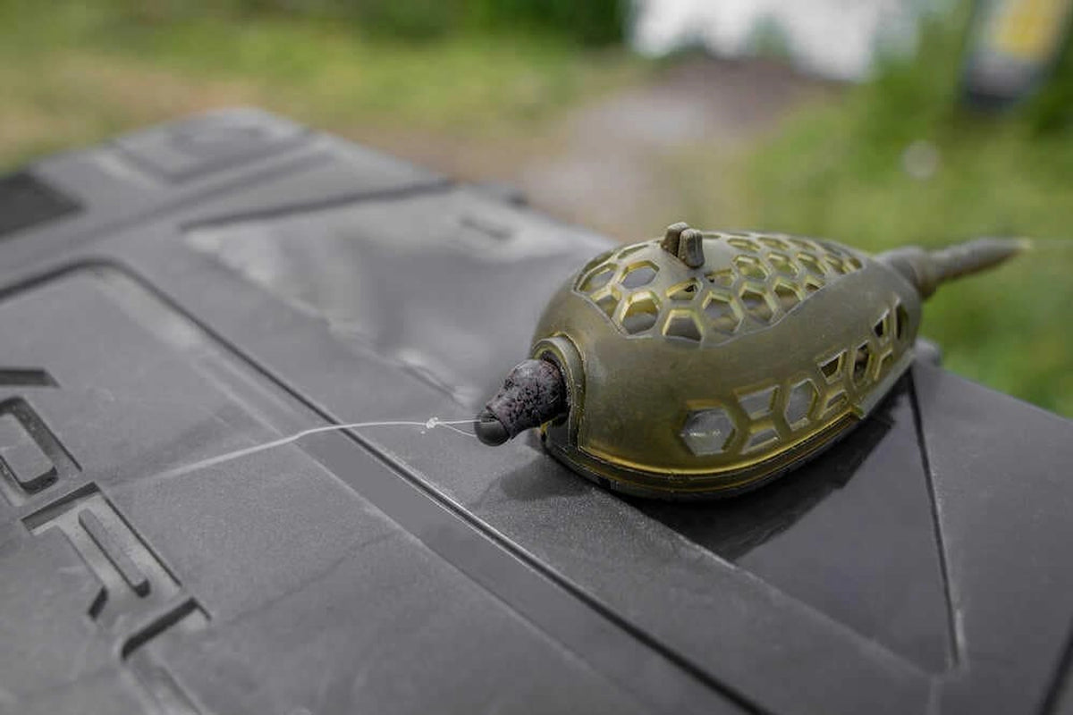 Korum Camo Quick Change Bead – gesloten verbinding naast een feeder