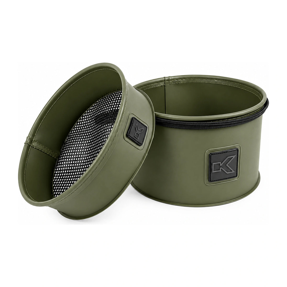 Korum EVA Riddle Set 3 mm met open olijfgroene voerbak en schuin geplaatste zeef op witte achtergrond