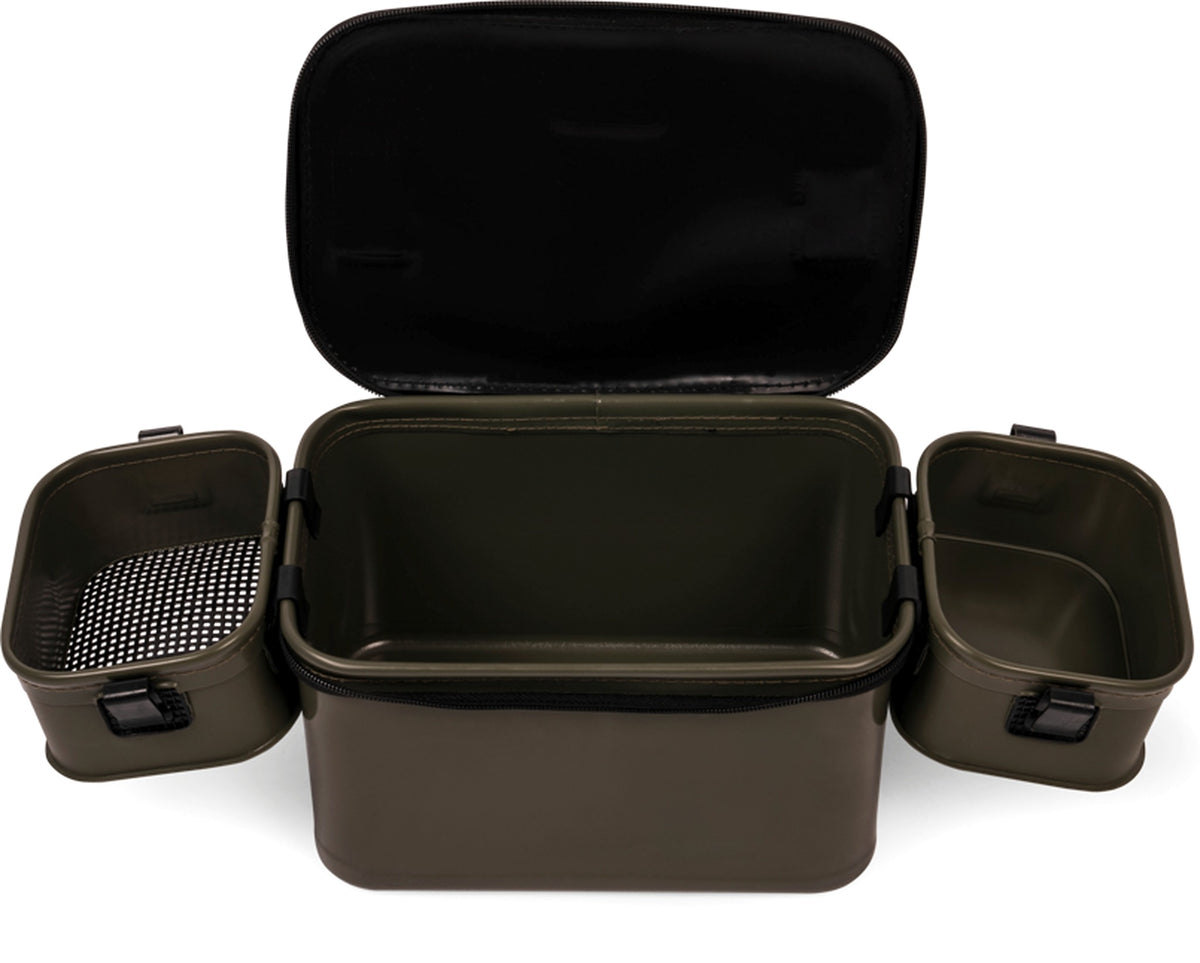 Korum EVA Solid Bait Station 8 liter met open hoofdvak en zeefbak en aasbak aan de buitenzijde