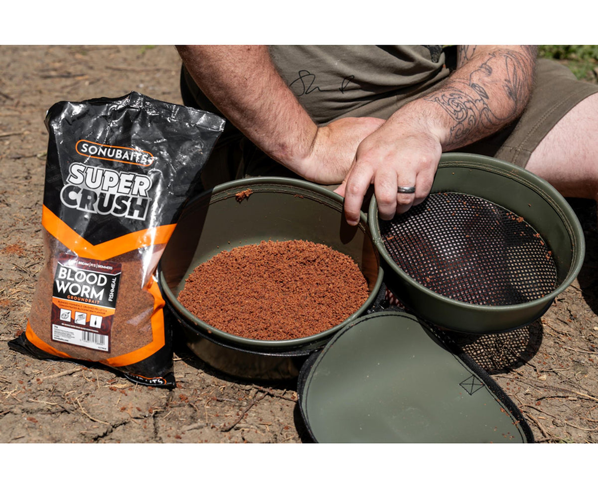 Korum EVA Solid Groundbait Bowl and Riddle – voerbak, losse zeef en grondvoer aan de waterkant