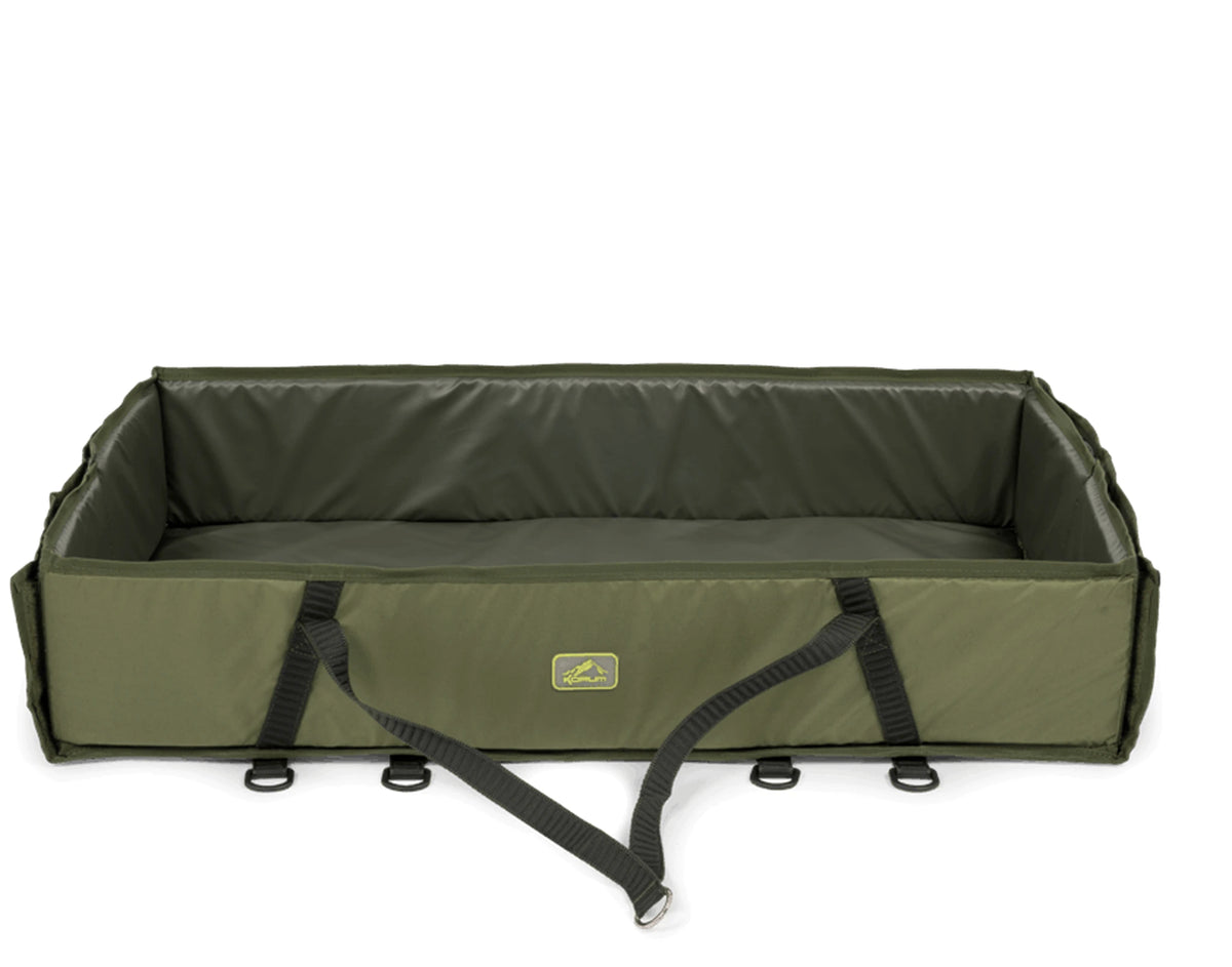 Korum Expedition Folda-Weigh Mat – geopende olijfgroene mat met opstaande randen en zwarte draagriemen