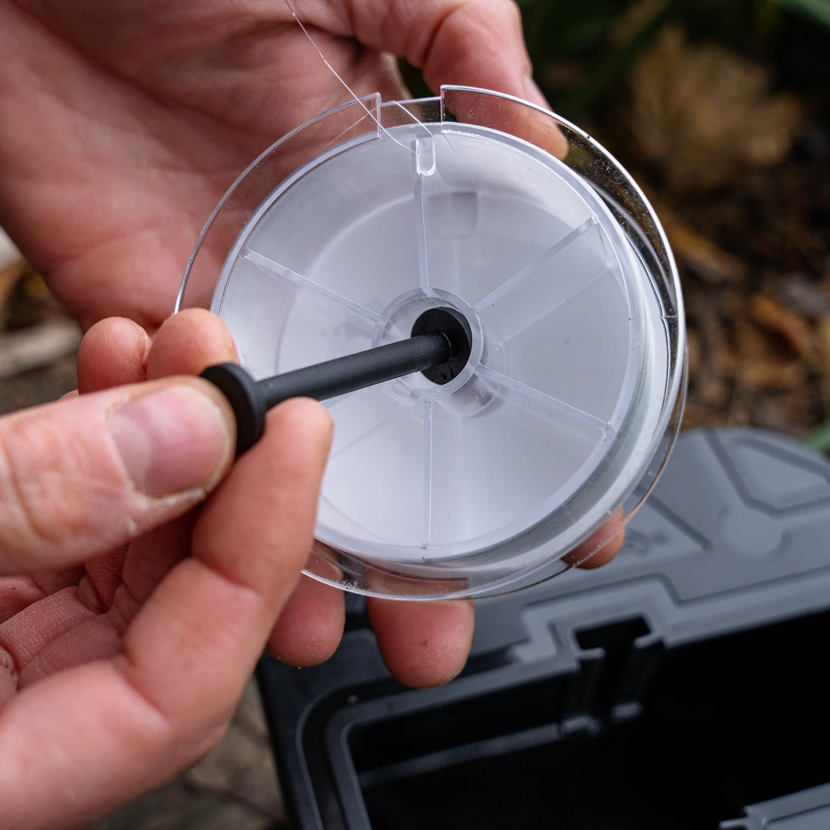 Korum Fishing Line Spooler – as door het midden van de lijnspoel steken