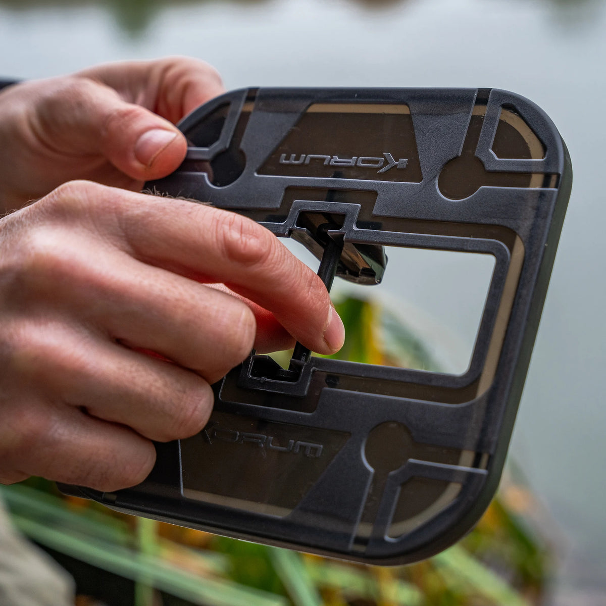 Korum Fishing Line Spooler – as in de steun van het deksel vastzetten
