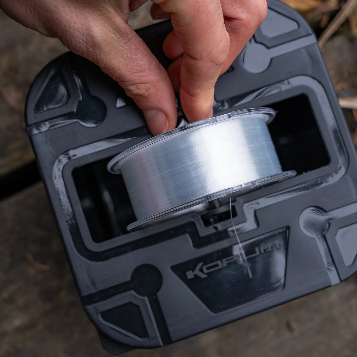 Korum Fishing Line Spooler – lijnspoel in het deksel plaatsen