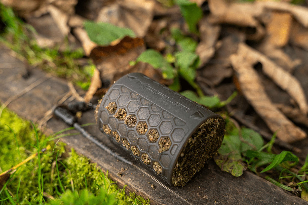 Korum Open End Feeder gevuld met grondvoer
