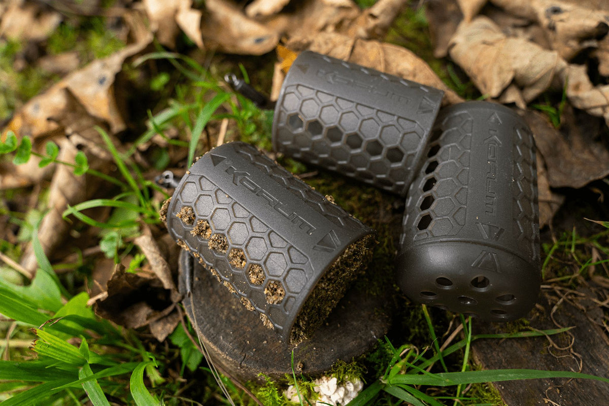 Korum Open End Feeders gevuld met grondvoer