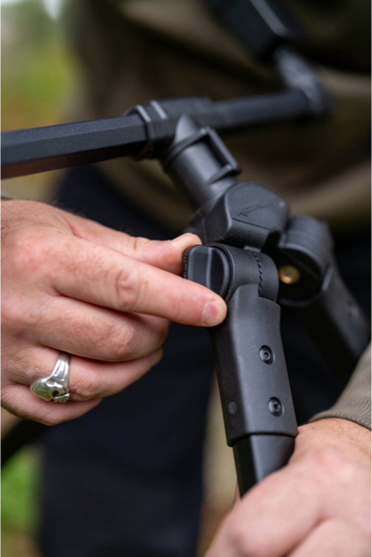 Korum Progress Compact River Tripod – close-up van het draaipunt en de vergrendelknop aan de bovenkant