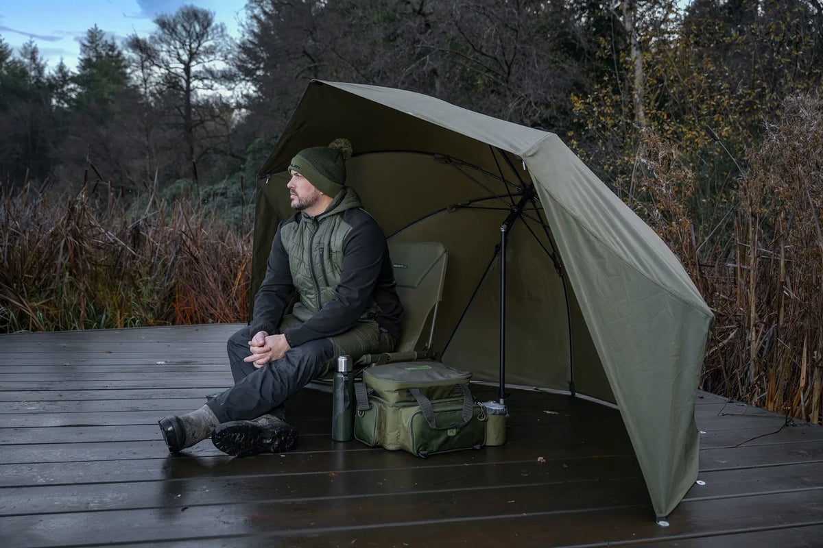 Korum Progress Graphite Brolly Shelter 50 inch – zijaanzicht met beschermend zijpaneel