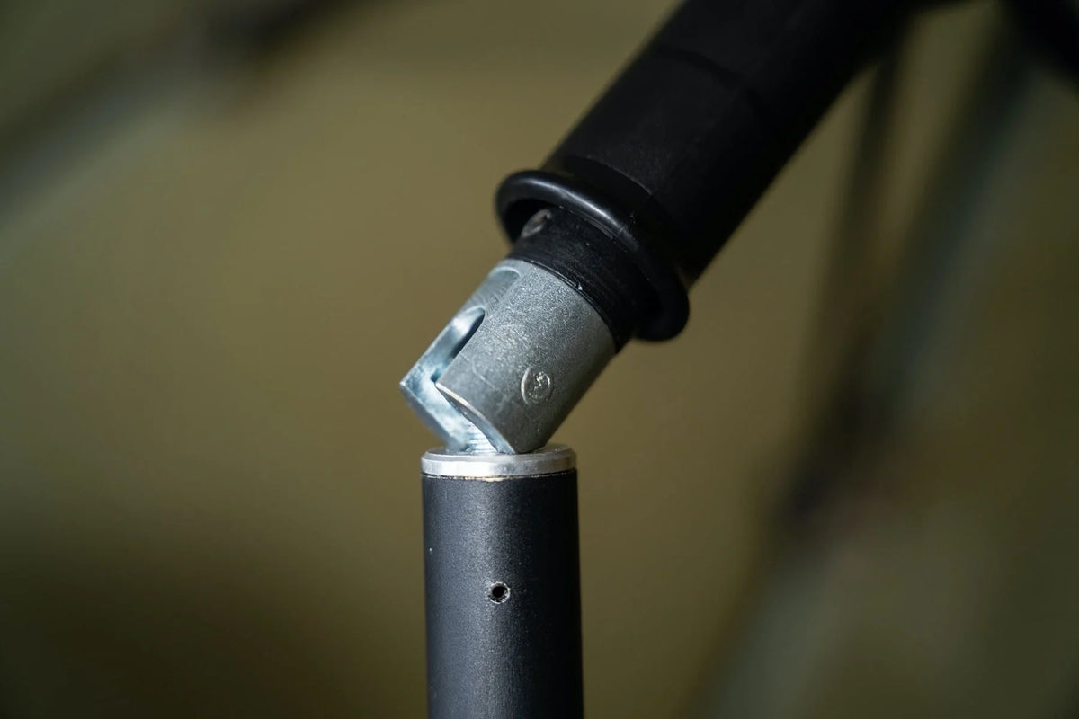 Korum Progress Graphite Brolly Shelter – verstelbare kantelverbinding van de steunpaal