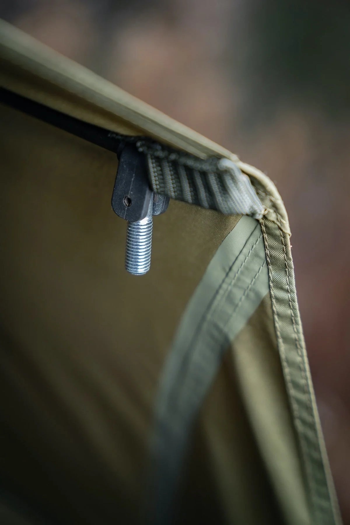 Korum Progress Graphite Brolly Shelter – schroefaansluiting voor stormstok aan de shelterrand