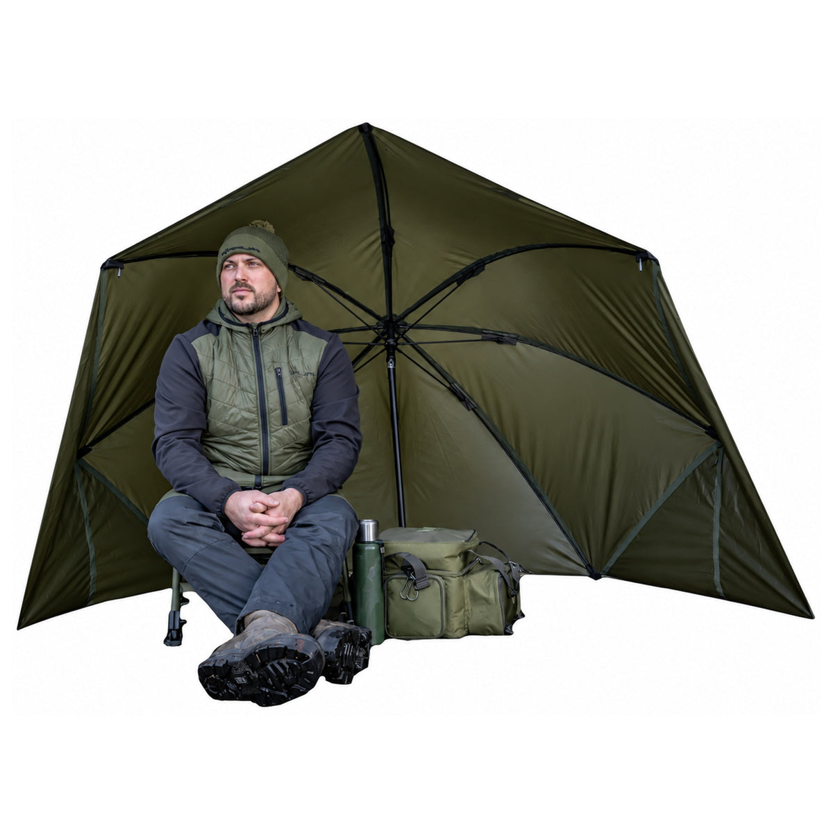 Korum Progress Graphite Brolly Shelter met zijwanden, zittende visser, tas en thermos