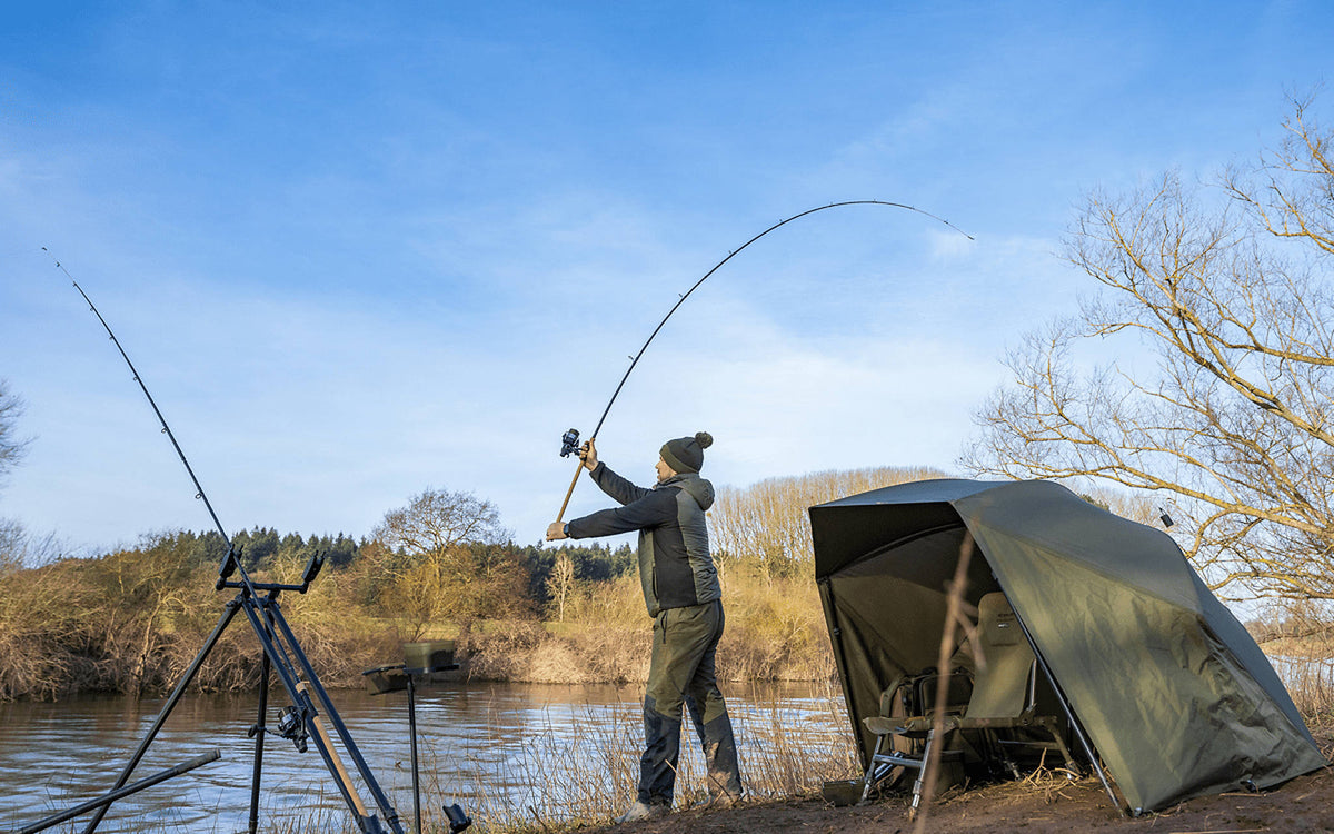 Korum River Cage XT voerkorf in de hand