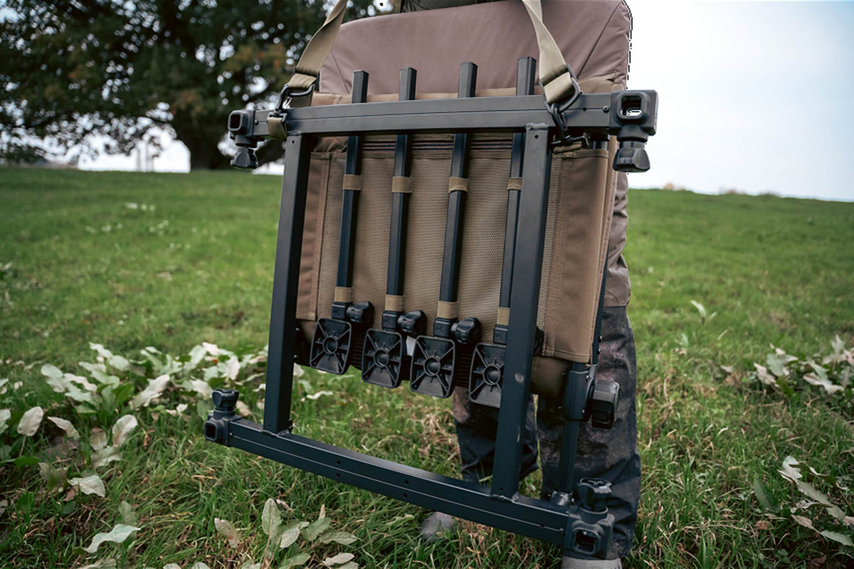 Korum Supa Lite Stretch Feeder Chair S23 – ingeklapte stoel met vier poten opgeborgen onder de zitting