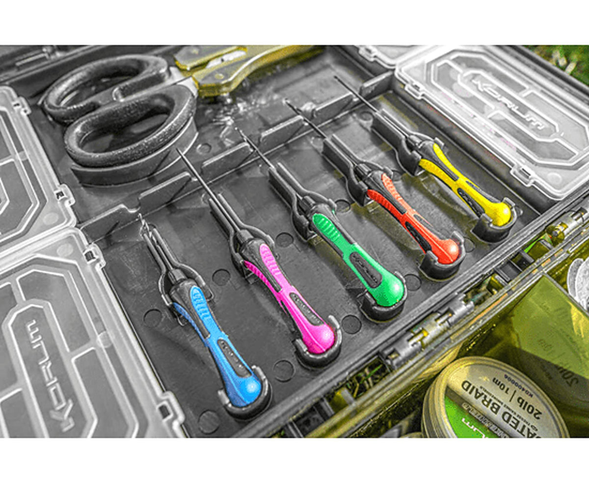 Korum Tackle Box Fully Loaded – schuin detail van gekleurde naalden, schaar en transparante binnenboxen