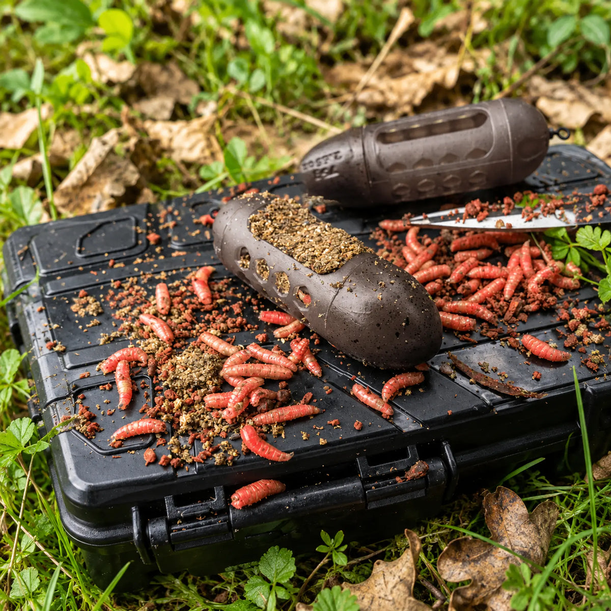 Korum Window Combi Feeder – gevuld met grondvoer tussen maden