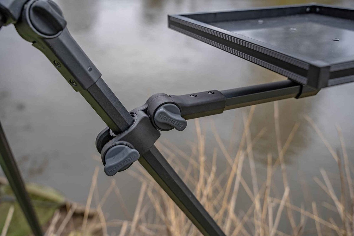 Korum Tackle Tray pootklem bij waterkant