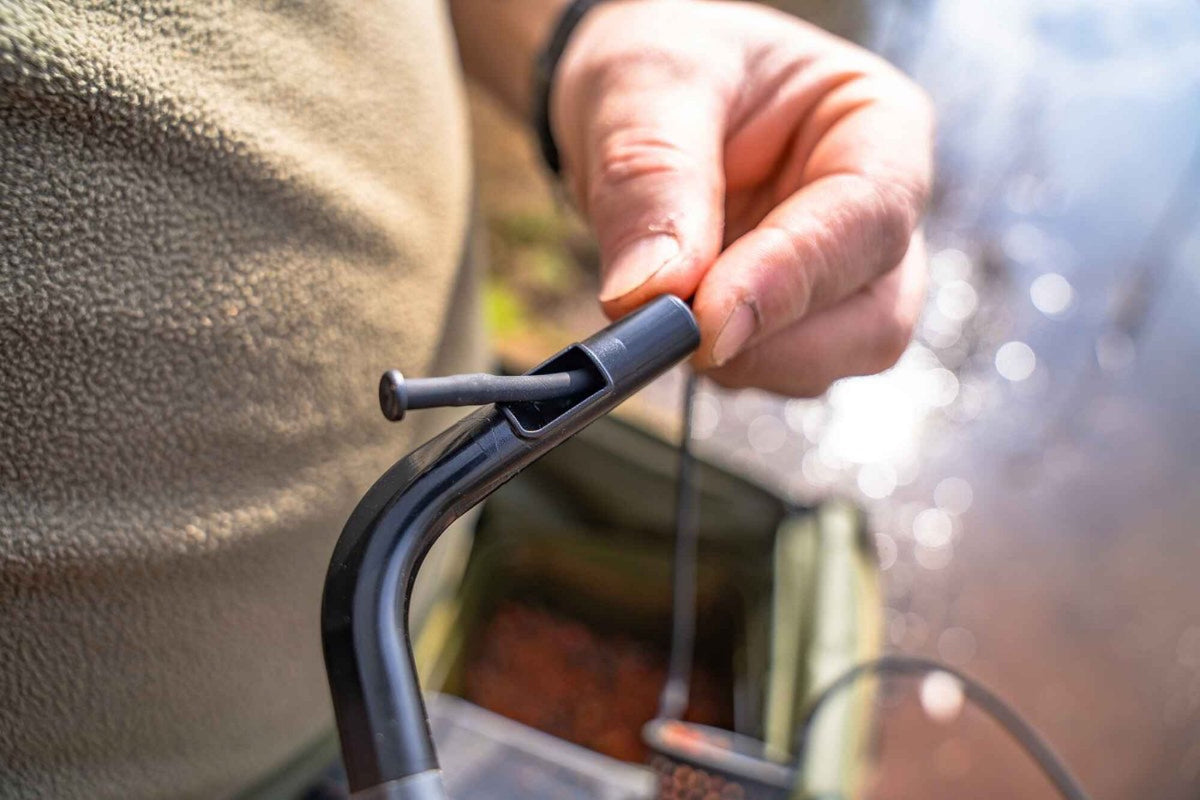 Korum Allrounder Catapult tijdens het voeren