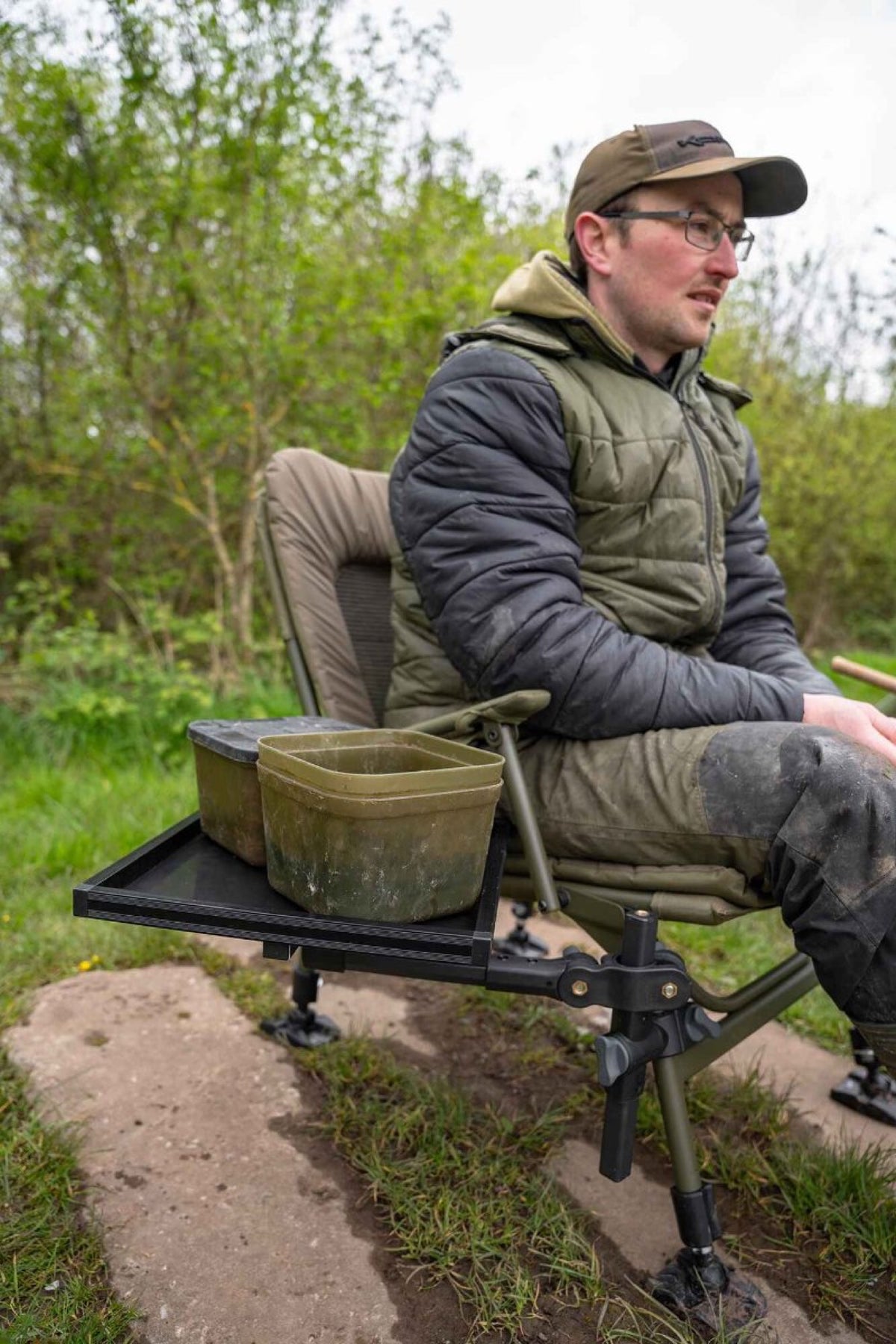 Korum Tackle Tray in gebruik aan waterkant
