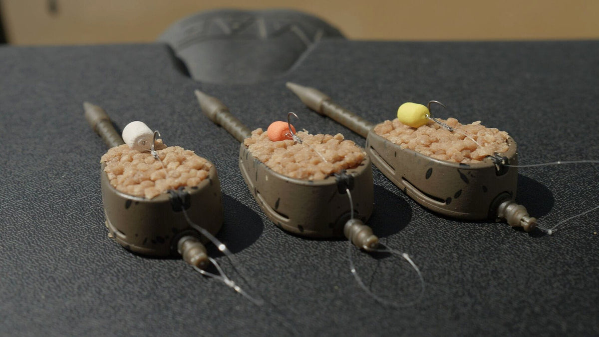 MAP Embed Feeders Inline – drie methodfeeders gevuld met pellets en wit, oranje en geel haakaas