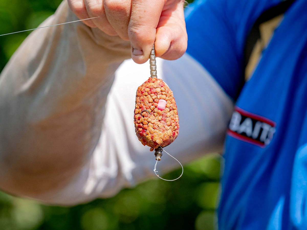 MAP Embed Method Feeder – gevulde feeder met pellets, roze haakaas en onderlijn