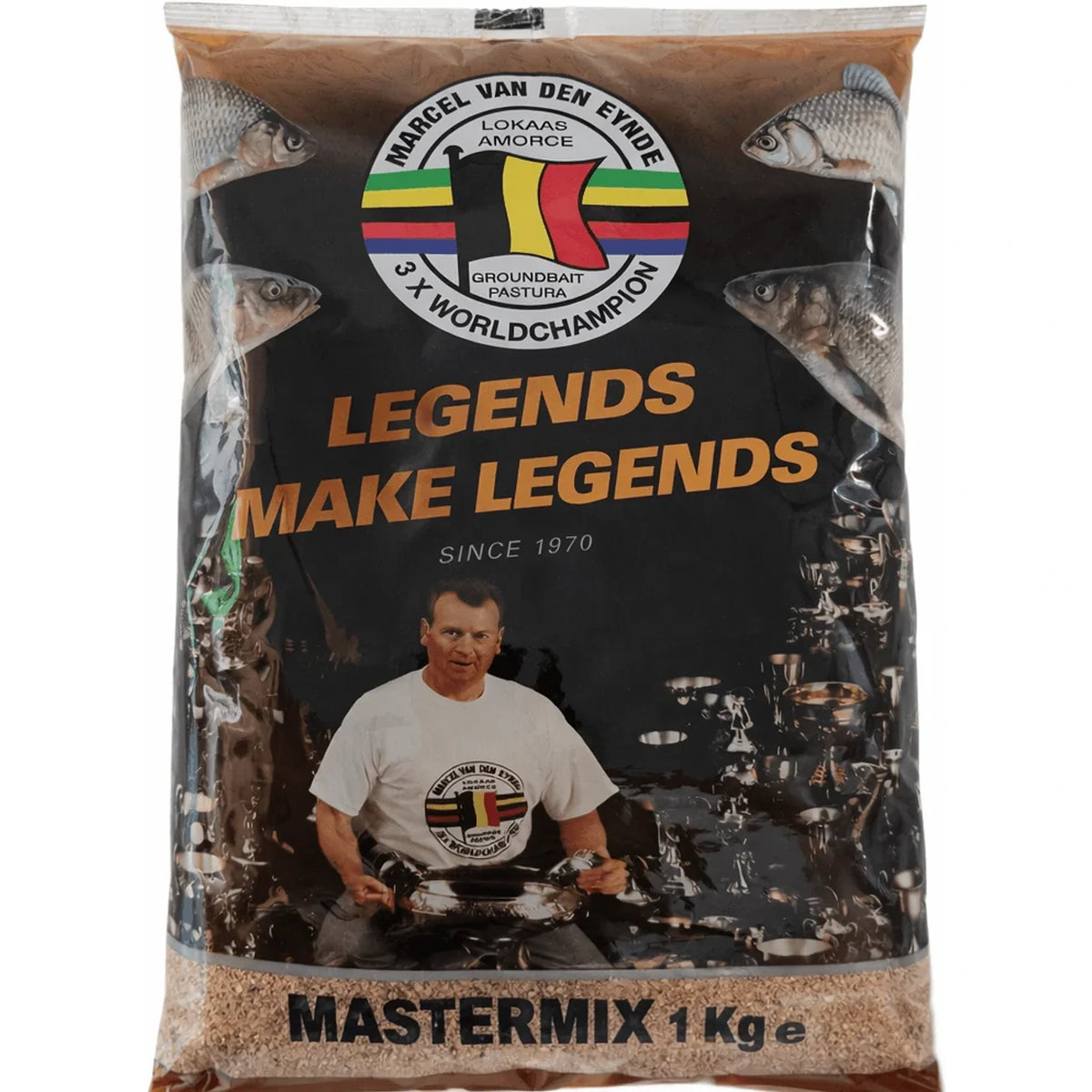 Marcel Van Den Eynde Mastermix: zwarte voerzak met portret, vissen, bekers en 1 kg-opdruk.