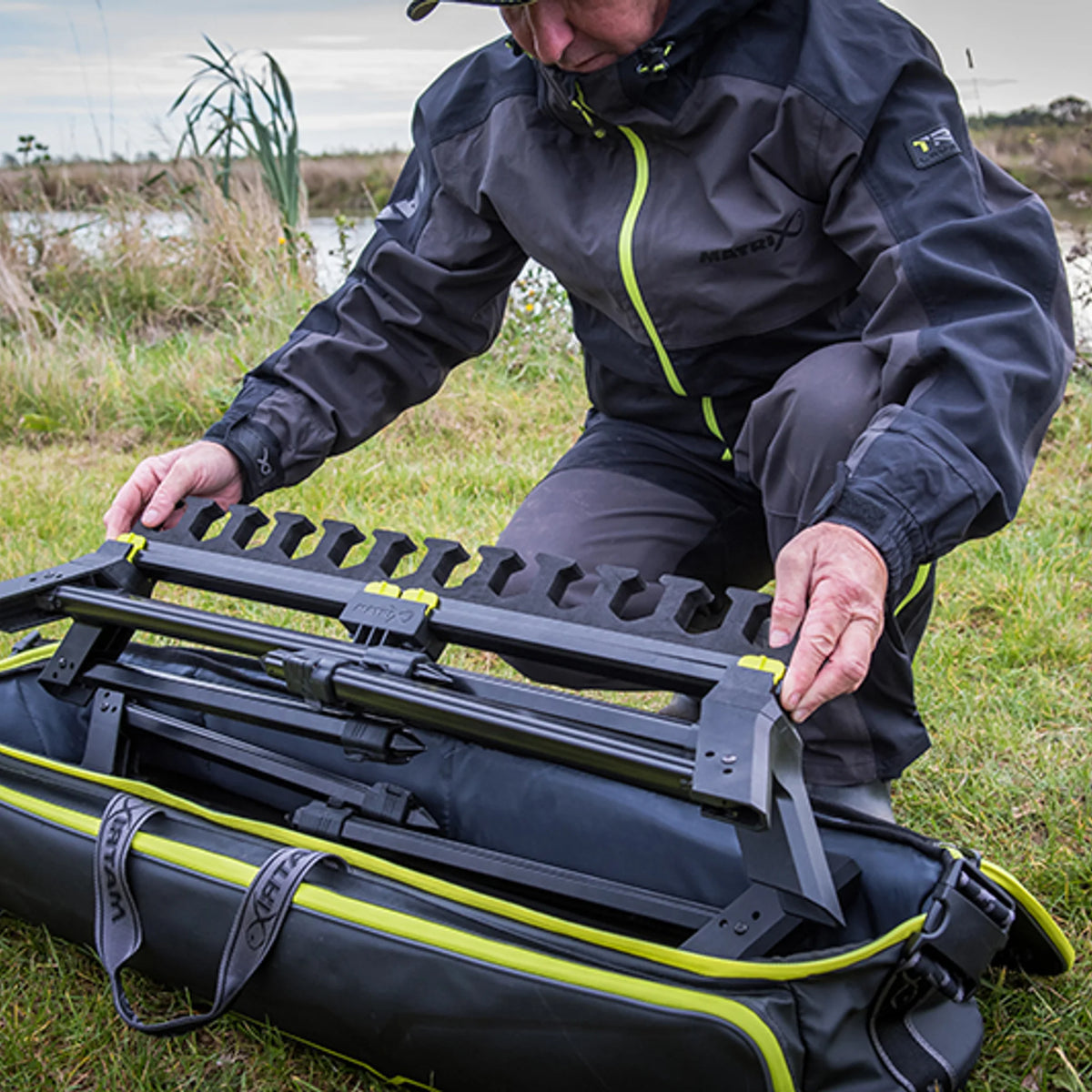 Matrix 12 Kit Roost – ingeklapte steun uit de tas nemen