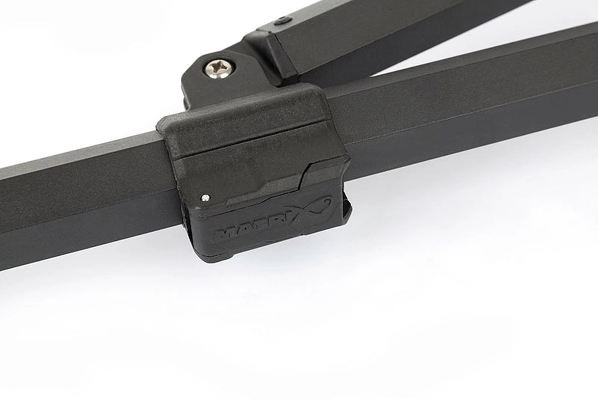 Matrix 3D-R Mega Feeder Arm – gesloten snelklem met Matrix-logo bij het scharnier